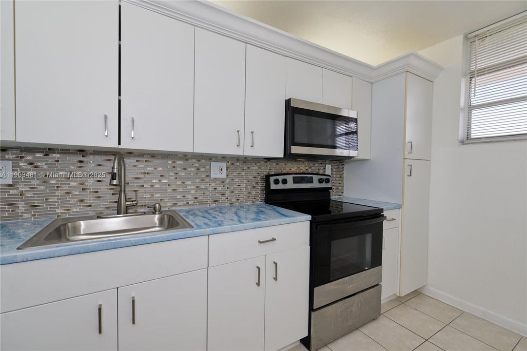 For Sale: $225,000 (1 beds, 1 baths, 792 Square Feet)