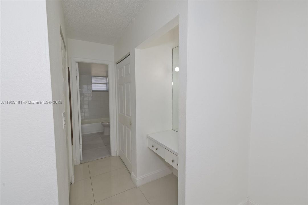 For Sale: $225,000 (1 beds, 1 baths, 792 Square Feet)
