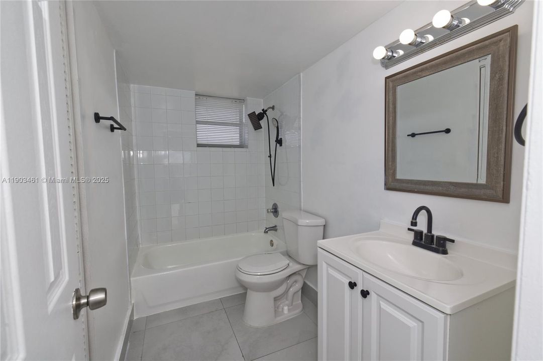 For Sale: $225,000 (1 beds, 1 baths, 792 Square Feet)