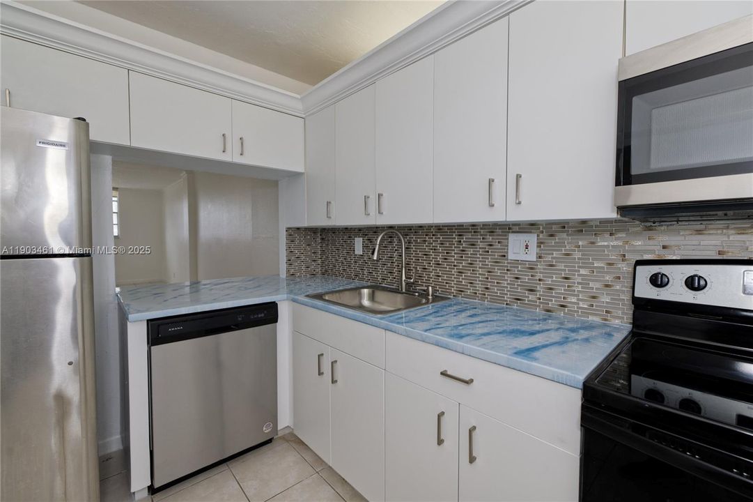 For Sale: $225,000 (1 beds, 1 baths, 792 Square Feet)