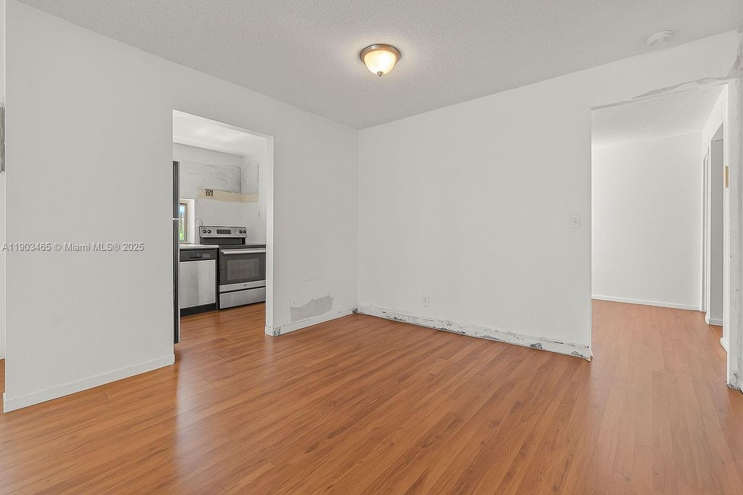 For Sale: $208,000 (1 beds, 1 baths, 767 Square Feet)