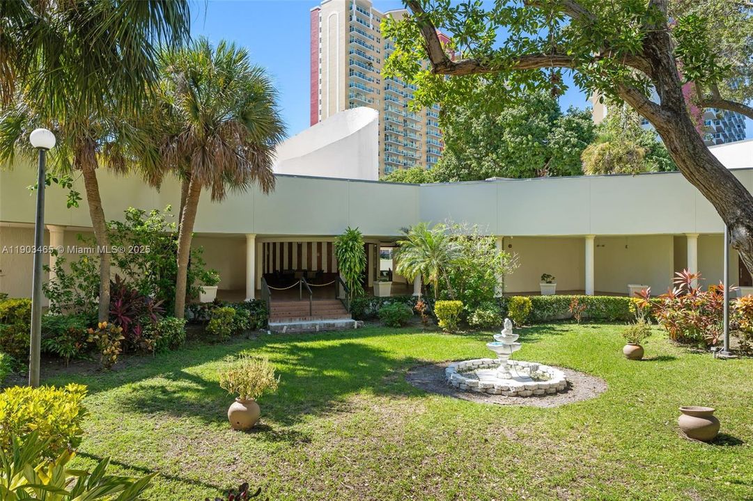 For Sale: $208,000 (1 beds, 1 baths, 767 Square Feet)