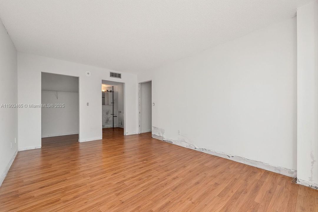 For Sale: $208,000 (1 beds, 1 baths, 767 Square Feet)