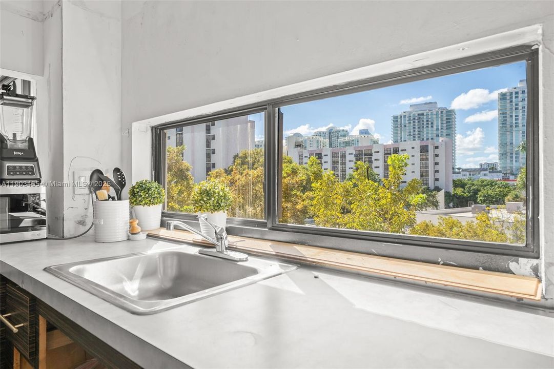 For Sale: $208,000 (1 beds, 1 baths, 767 Square Feet)