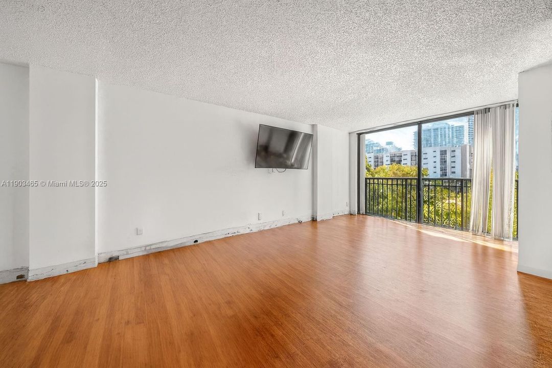 For Sale: $208,000 (1 beds, 1 baths, 767 Square Feet)