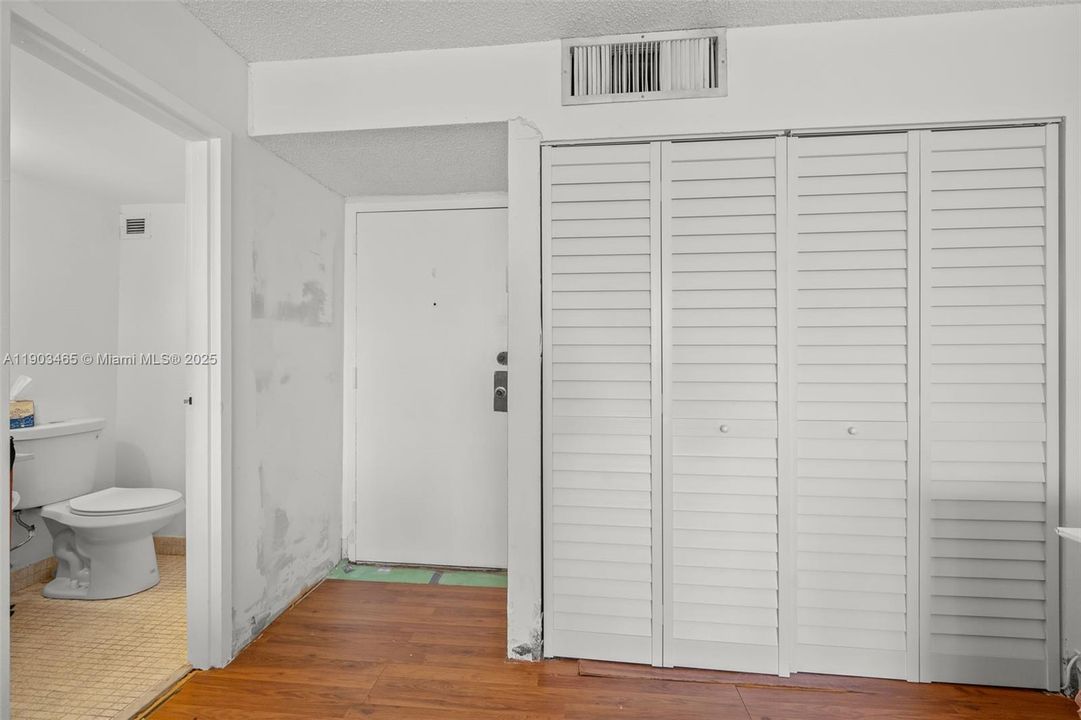 For Sale: $208,000 (1 beds, 1 baths, 767 Square Feet)