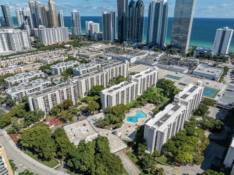 For Sale: $208,000 (1 beds, 1 baths, 767 Square Feet)