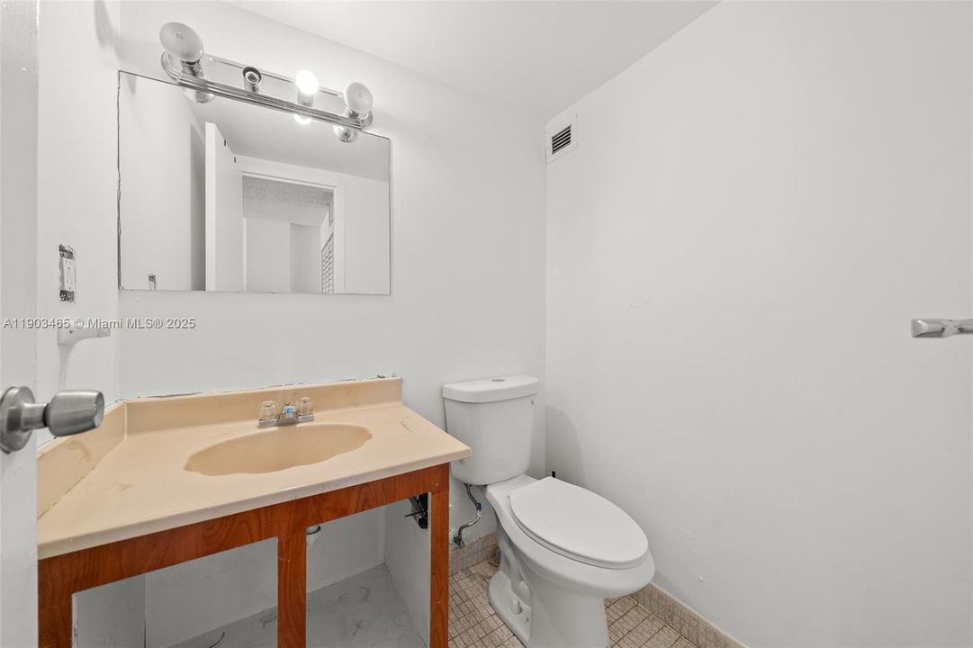 For Sale: $208,000 (1 beds, 1 baths, 767 Square Feet)