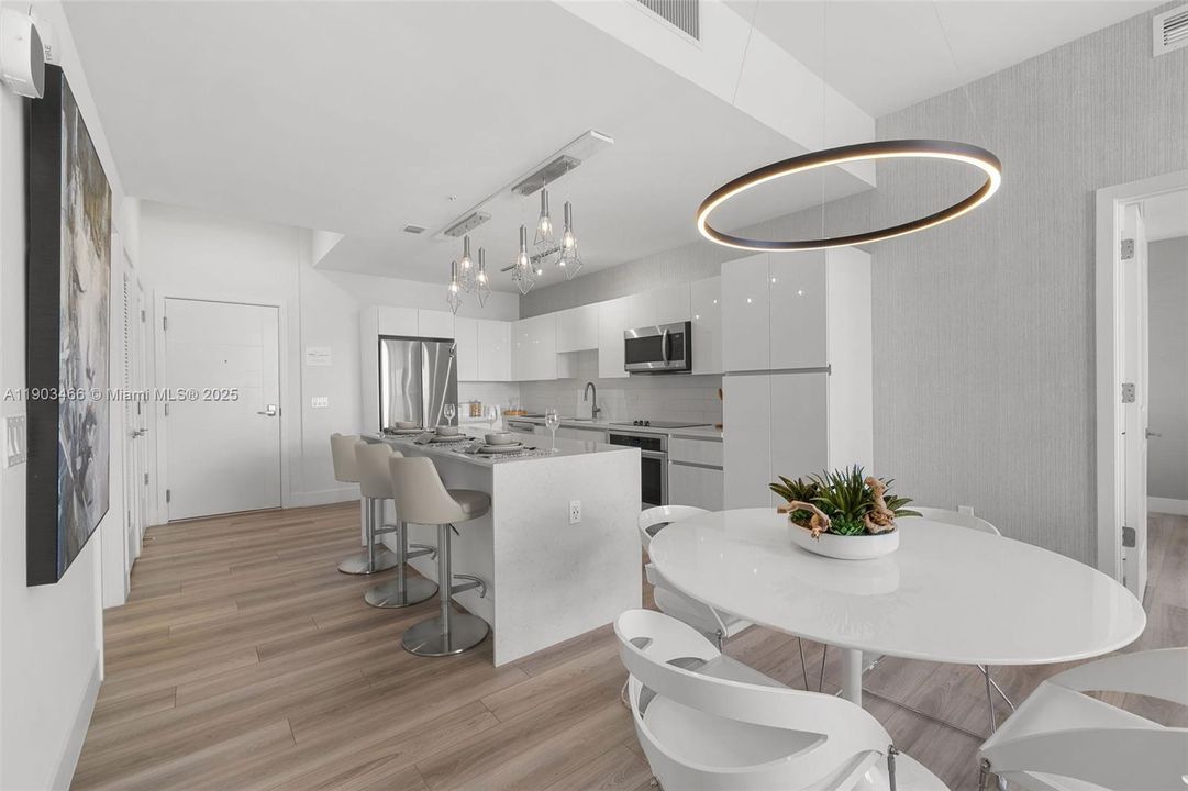 Под контрактом: $4,163 (2 спален, 2 ванн, 1264 Квадратных фут)