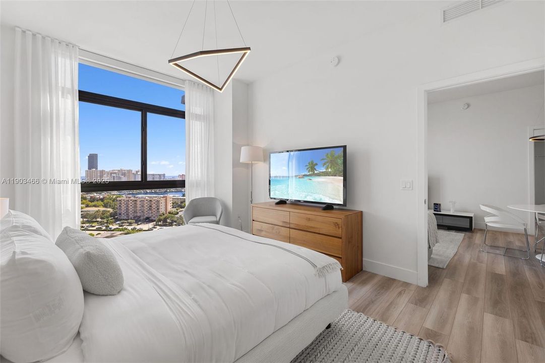 Под контрактом: $4,163 (2 спален, 2 ванн, 1264 Квадратных фут)