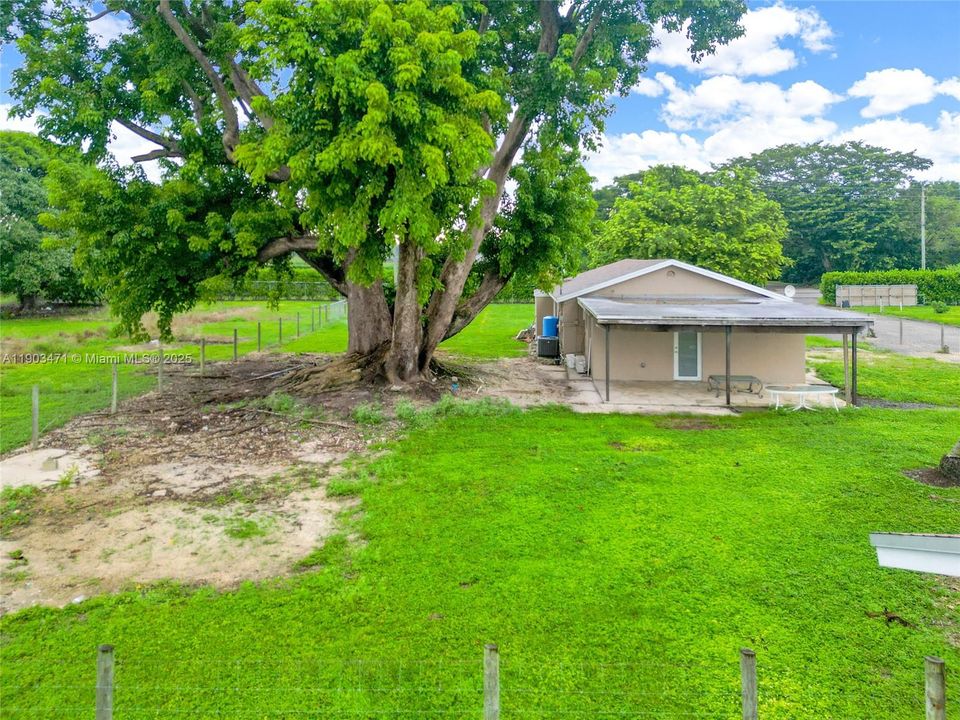 Recently Sold: $1,280,000 (3 beds, 1 baths, 1555 Square Feet)