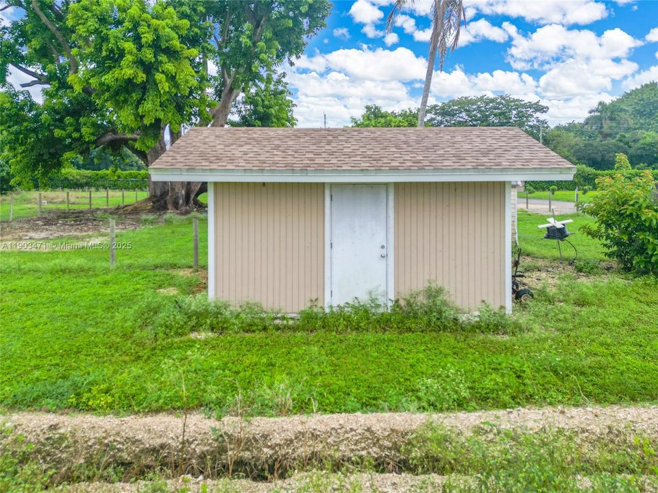 Recently Sold: $1,280,000 (3 beds, 1 baths, 1555 Square Feet)