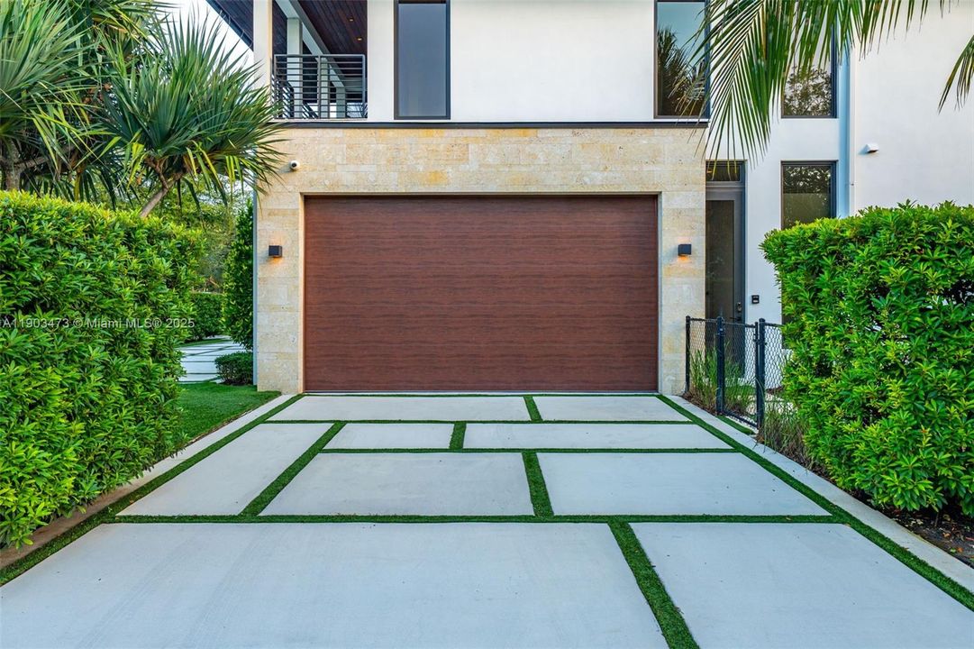 Active With Contract: $5,850,000 (5 beds, 5 baths, 5730 Square Feet)