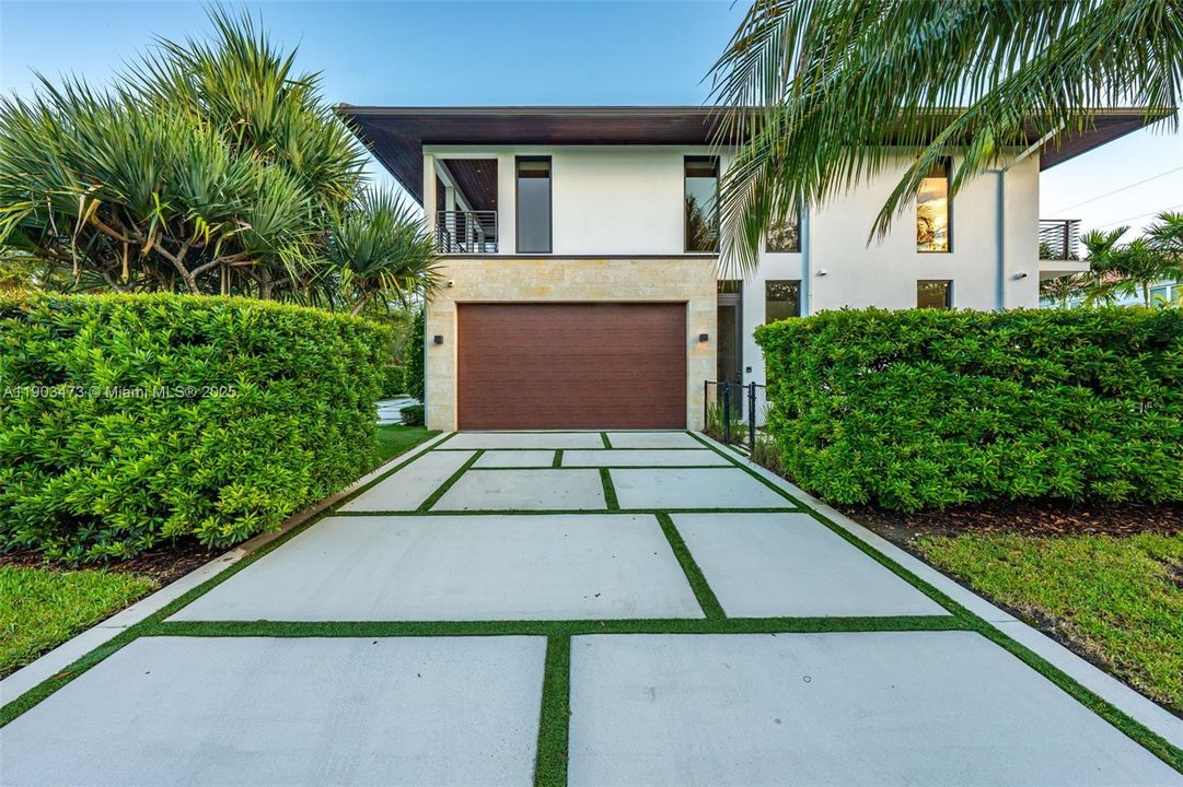 Active With Contract: $5,850,000 (5 beds, 5 baths, 5730 Square Feet)