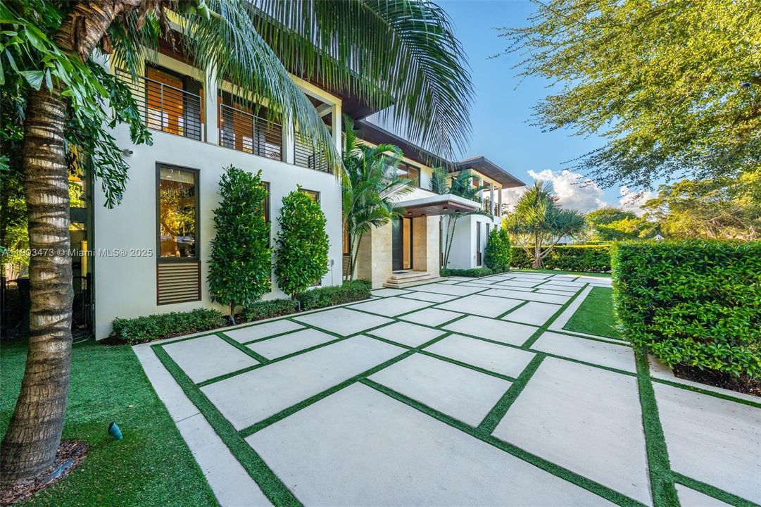 Active With Contract: $5,850,000 (5 beds, 5 baths, 5730 Square Feet)