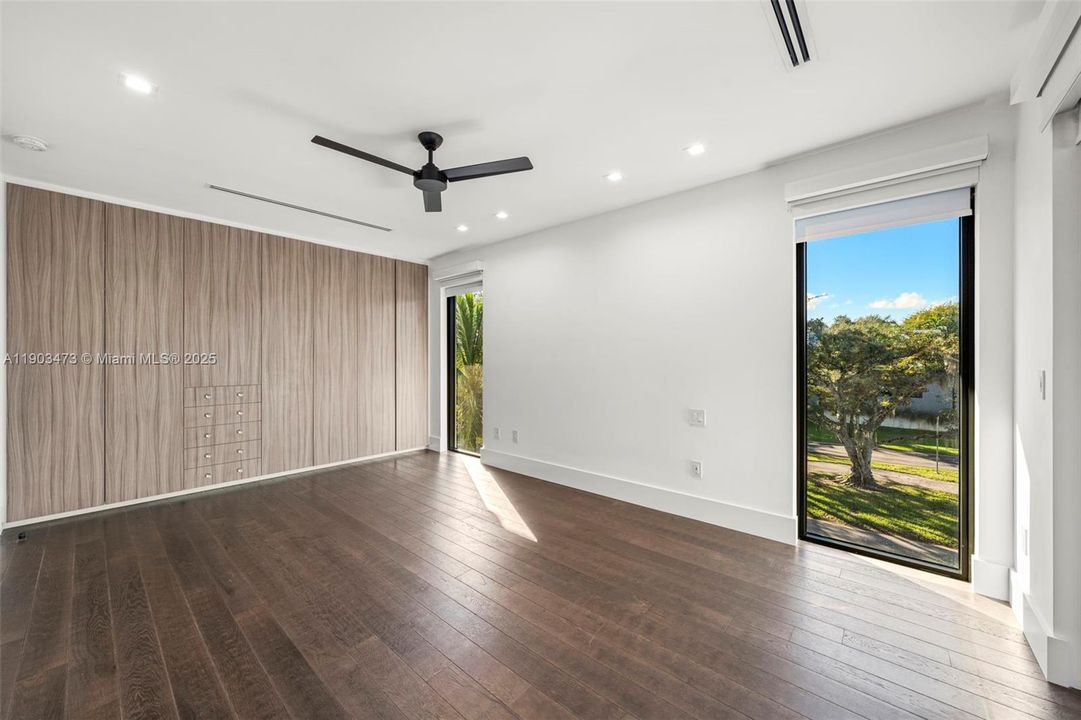 Active With Contract: $5,850,000 (5 beds, 5 baths, 5730 Square Feet)