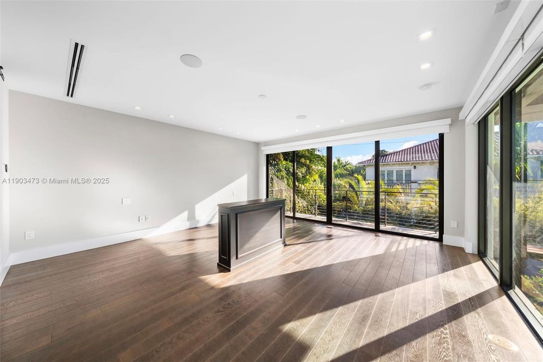 Active With Contract: $5,850,000 (5 beds, 5 baths, 5730 Square Feet)