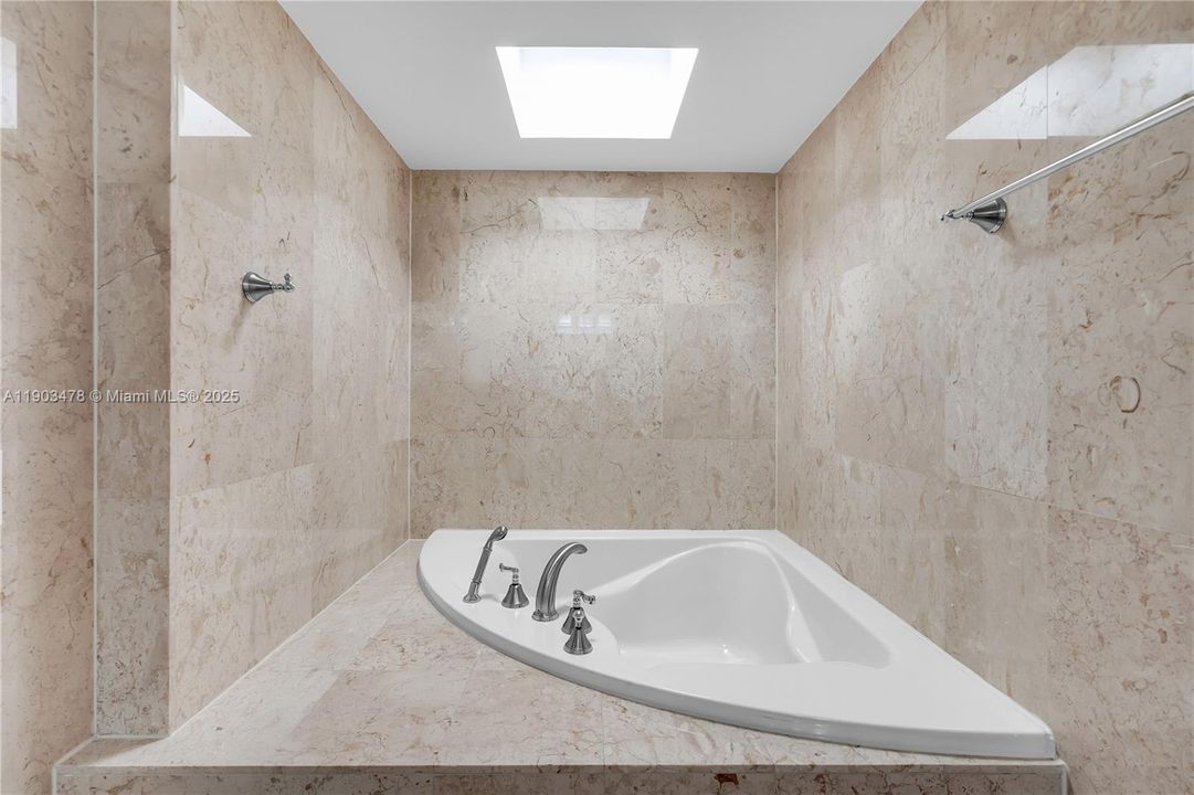 Под контрактом: $6,300 (2 спален, 2 ванн, 1720 Квадратных фут)