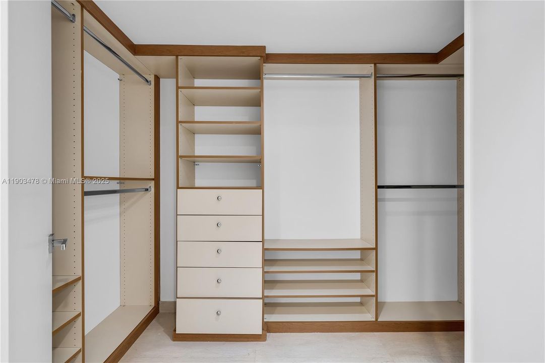 Под контрактом: $6,300 (2 спален, 2 ванн, 1720 Квадратных фут)