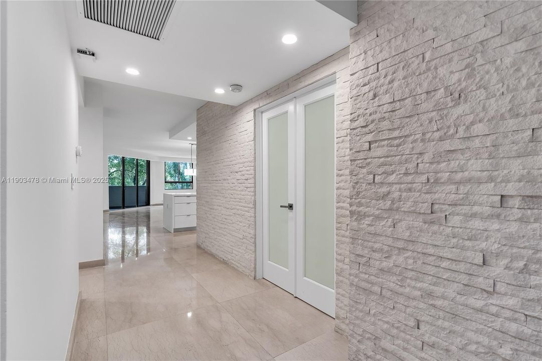 Под контрактом: $6,300 (2 спален, 2 ванн, 1720 Квадратных фут)