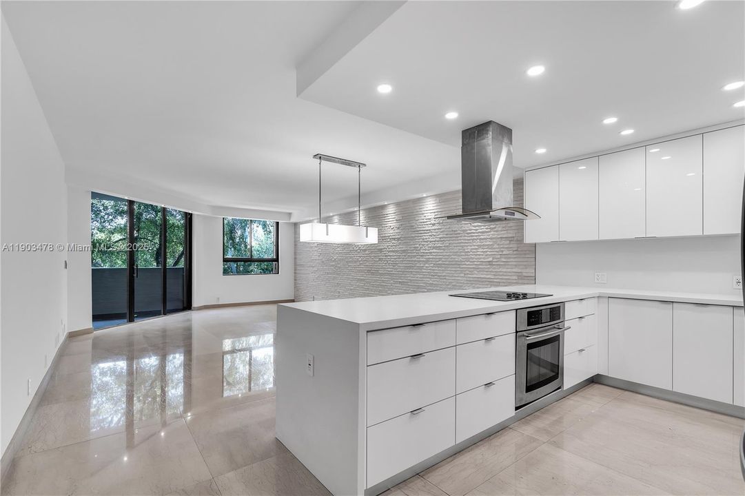 Под контрактом: $6,300 (2 спален, 2 ванн, 1720 Квадратных фут)