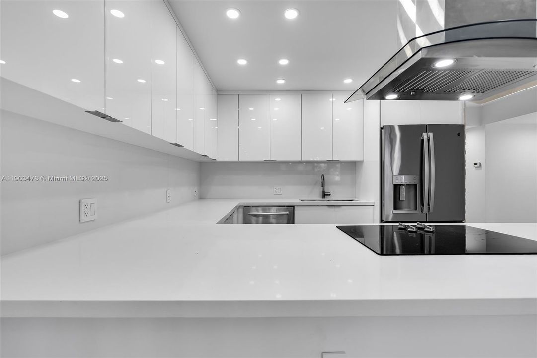 Под контрактом: $6,300 (2 спален, 2 ванн, 1720 Квадратных фут)