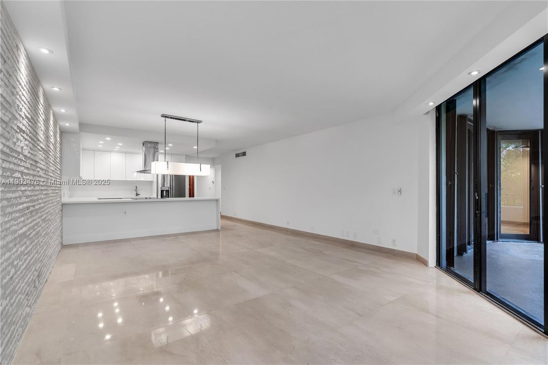 Под контрактом: $6,300 (2 спален, 2 ванн, 1720 Квадратных фут)