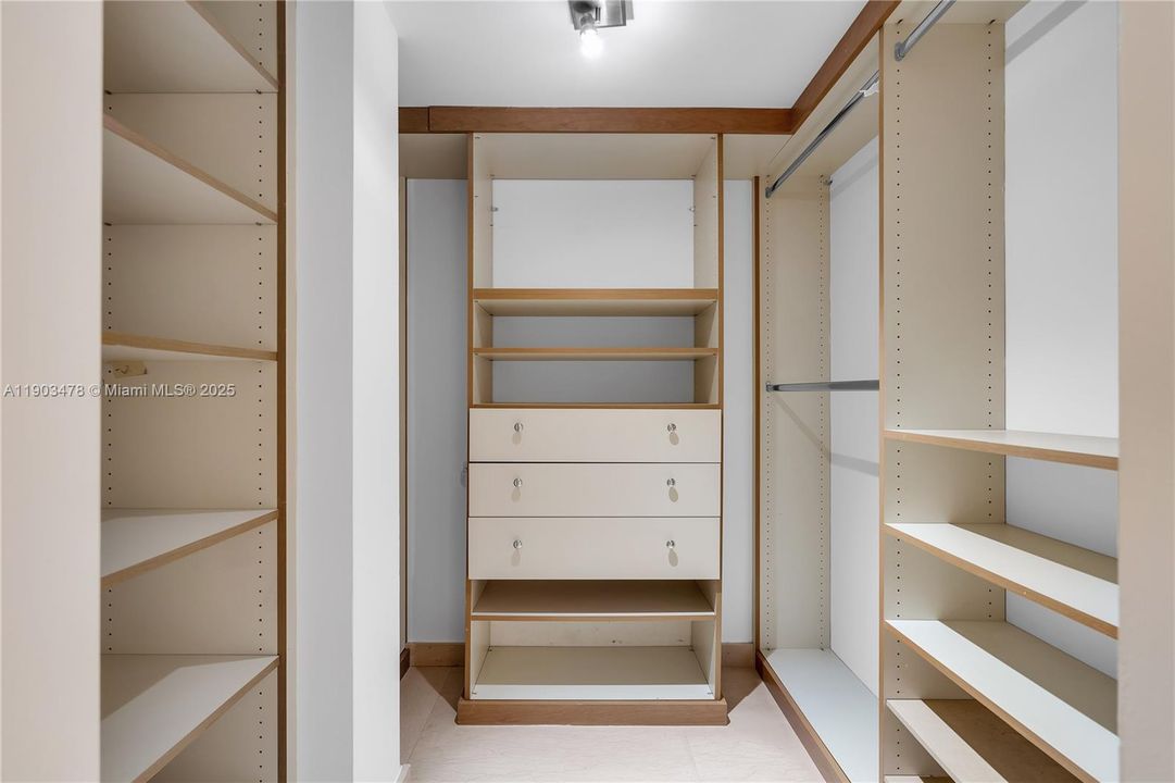 Под контрактом: $6,300 (2 спален, 2 ванн, 1720 Квадратных фут)