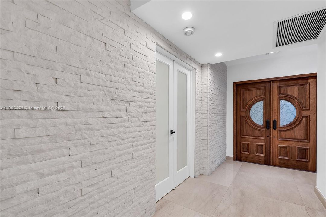 Под контрактом: $6,300 (2 спален, 2 ванн, 1720 Квадратных фут)