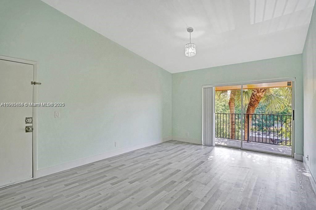 For Rent: $2,200 (2 beds, 1 baths, 940 Square Feet)