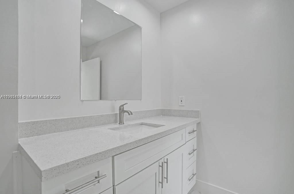 For Rent: $2,200 (2 beds, 1 baths, 940 Square Feet)