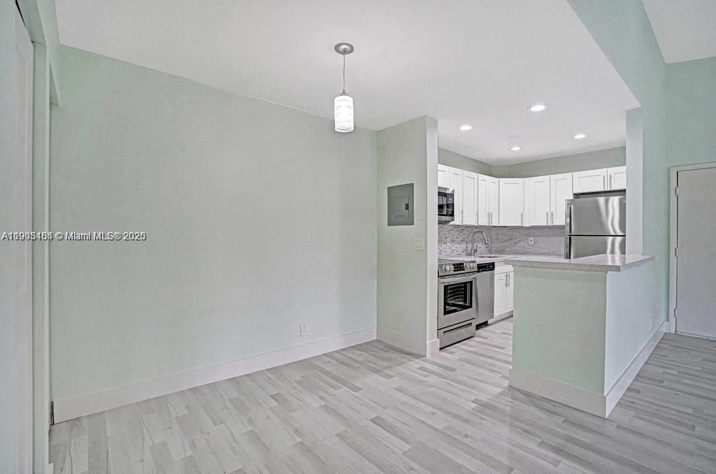 For Rent: $2,200 (2 beds, 1 baths, 940 Square Feet)