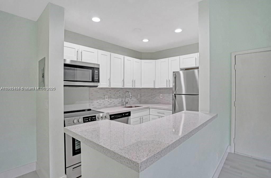 For Rent: $2,200 (2 beds, 1 baths, 940 Square Feet)