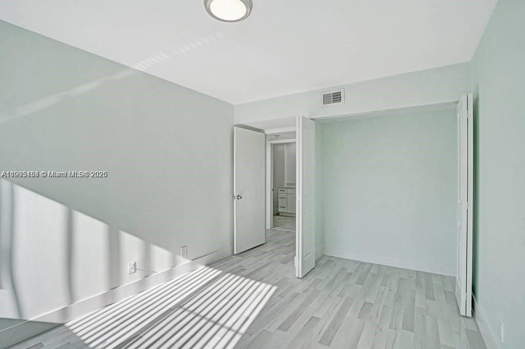 For Rent: $2,200 (2 beds, 1 baths, 940 Square Feet)