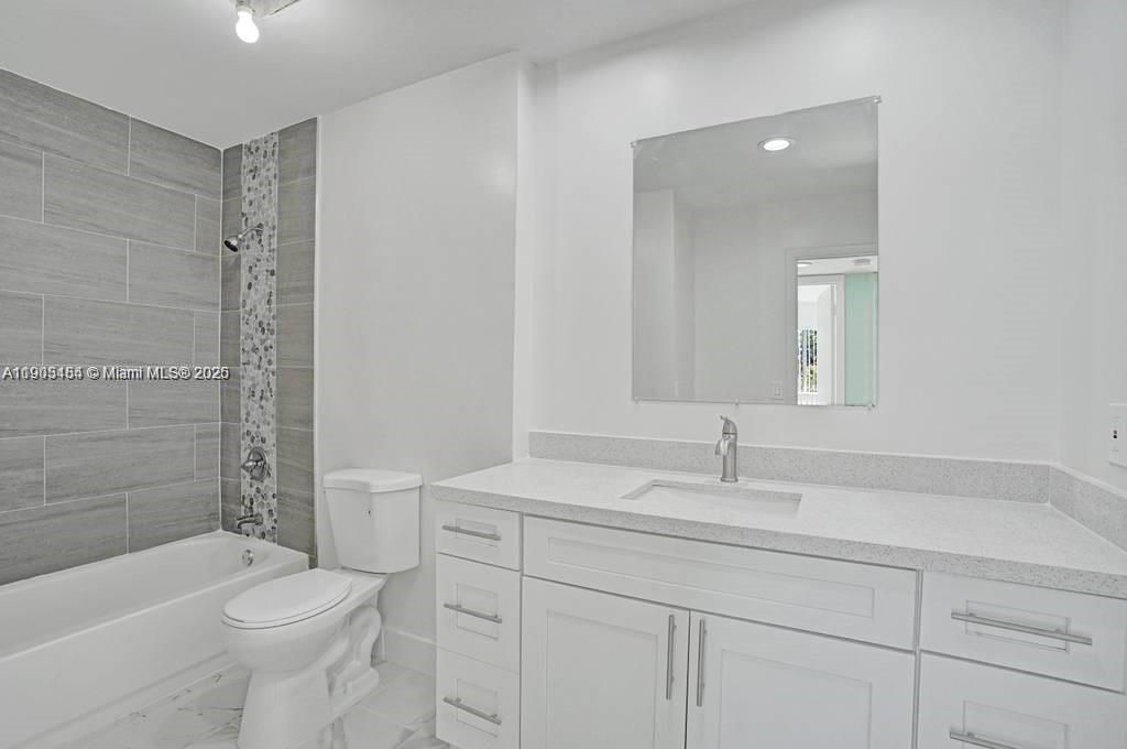 For Rent: $2,200 (2 beds, 1 baths, 940 Square Feet)