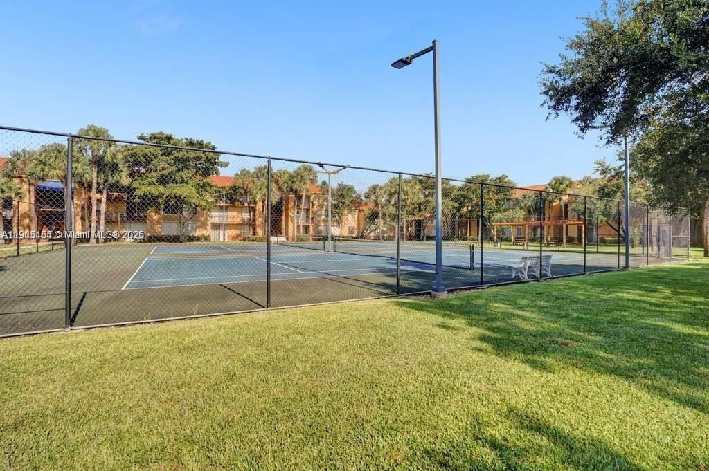 For Rent: $2,200 (2 beds, 1 baths, 940 Square Feet)