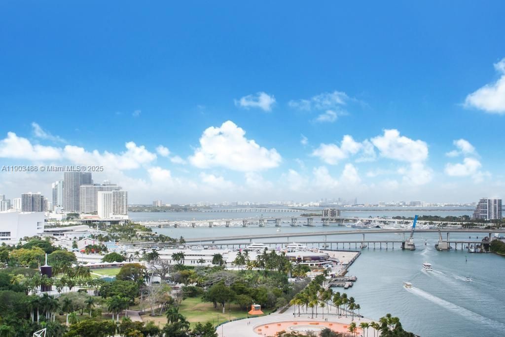 Recently Rented: $3,700 (2 beds, 2 baths, 1105 Square Feet)