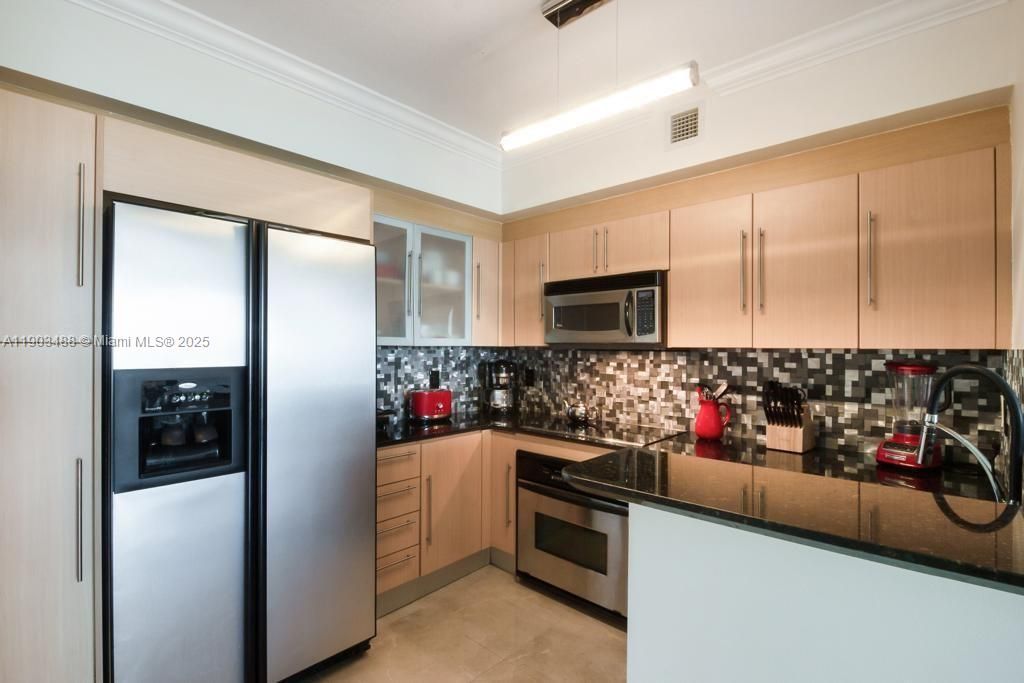 Recently Rented: $3,700 (2 beds, 2 baths, 1105 Square Feet)