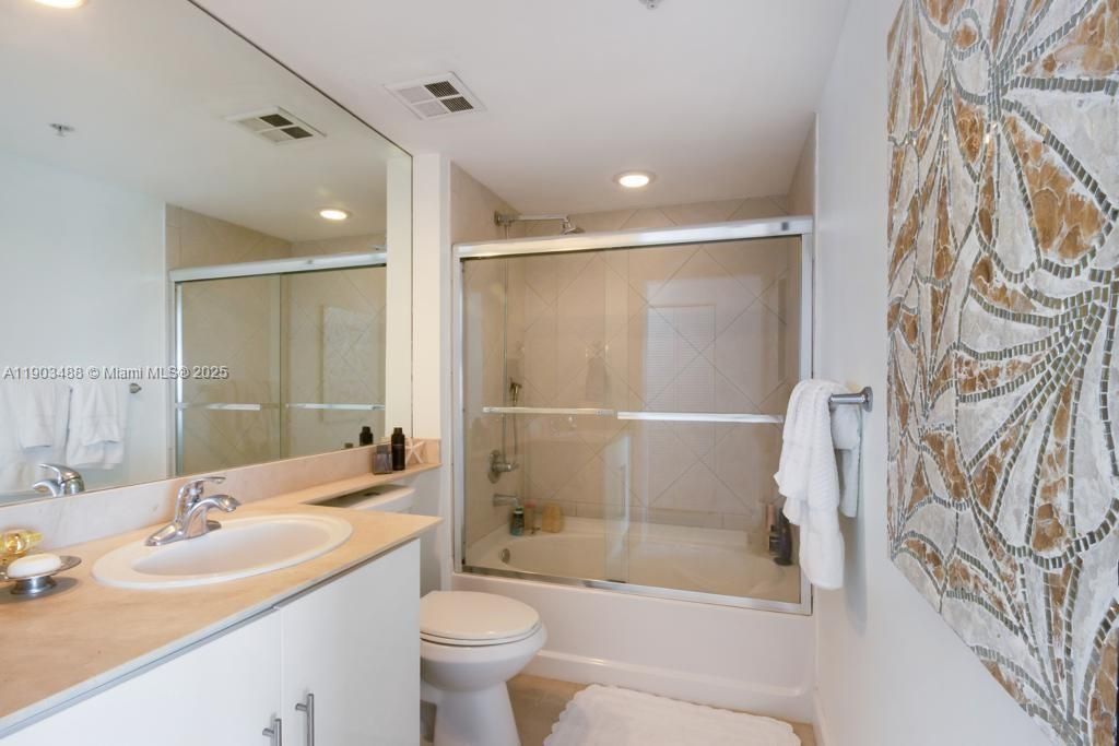 Recently Rented: $3,700 (2 beds, 2 baths, 1105 Square Feet)