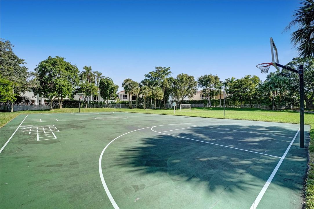 出租: $14,500 (6 贝兹, 5 浴室, 4212 平方英尺)