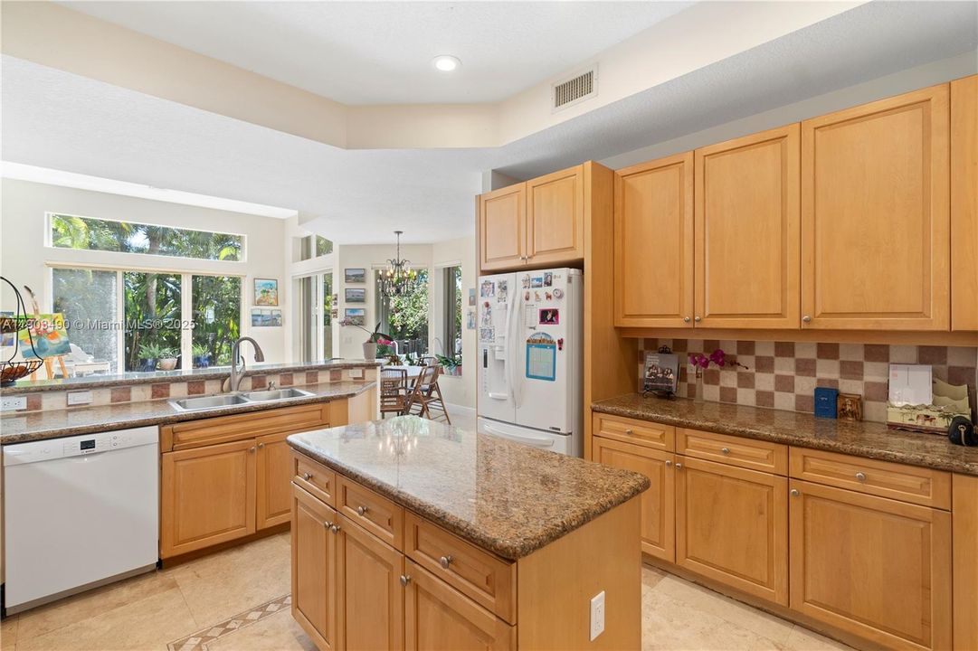 出租: $14,500 (6 贝兹, 5 浴室, 4212 平方英尺)