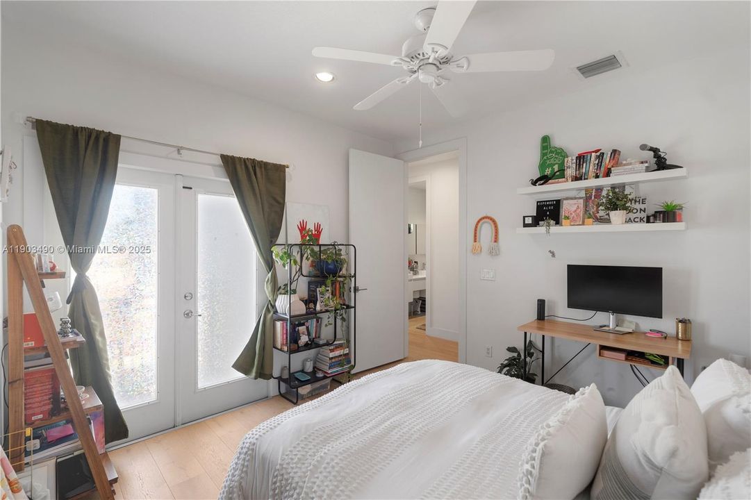 出租: $14,500 (6 贝兹, 5 浴室, 4212 平方英尺)