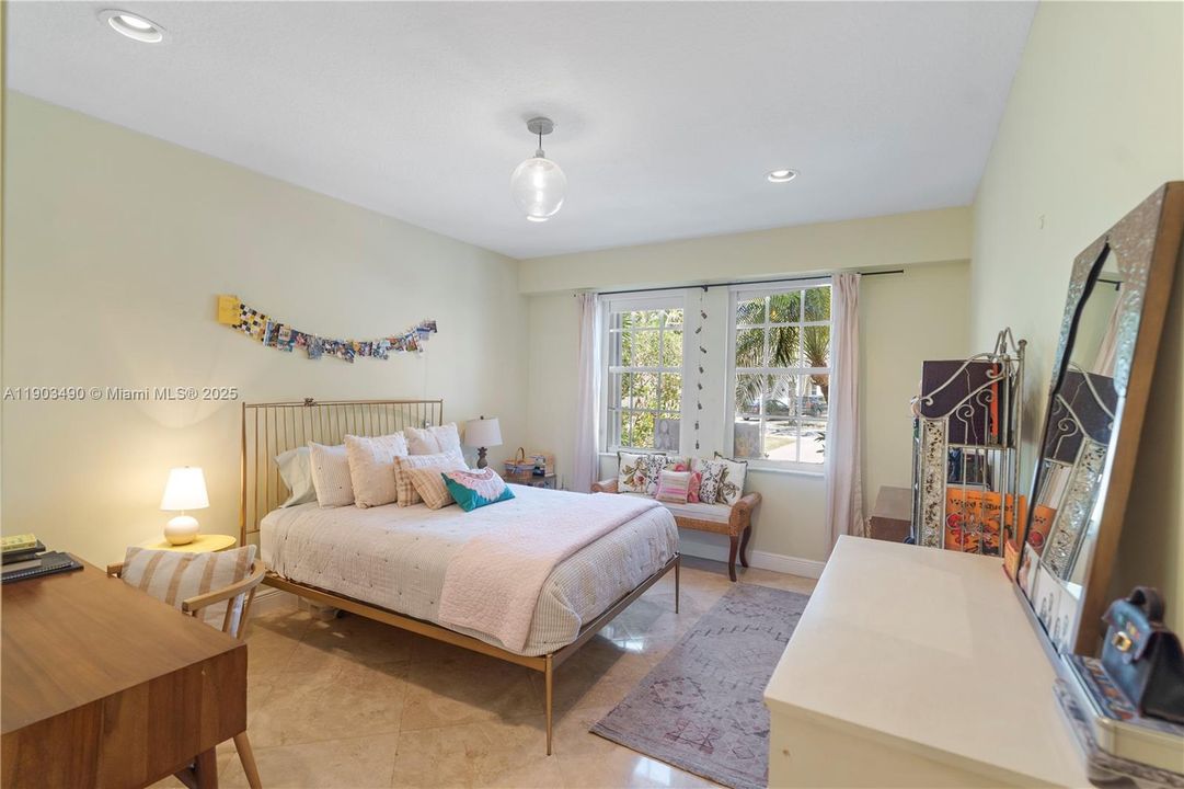 出租: $14,500 (6 贝兹, 5 浴室, 4212 平方英尺)