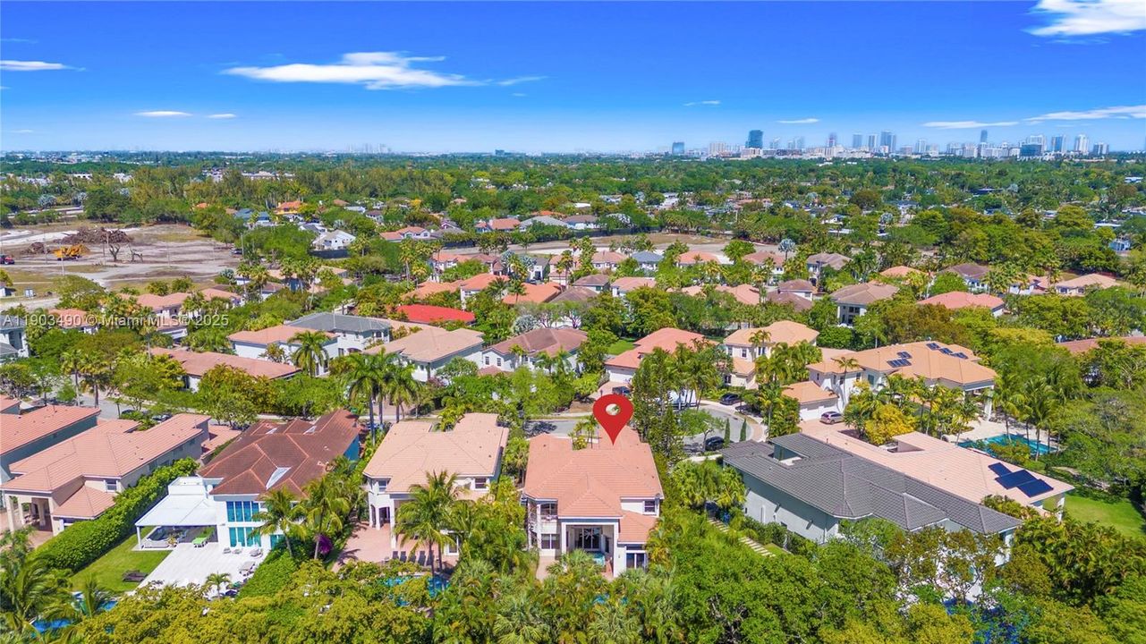 出租: $14,500 (6 贝兹, 5 浴室, 4212 平方英尺)