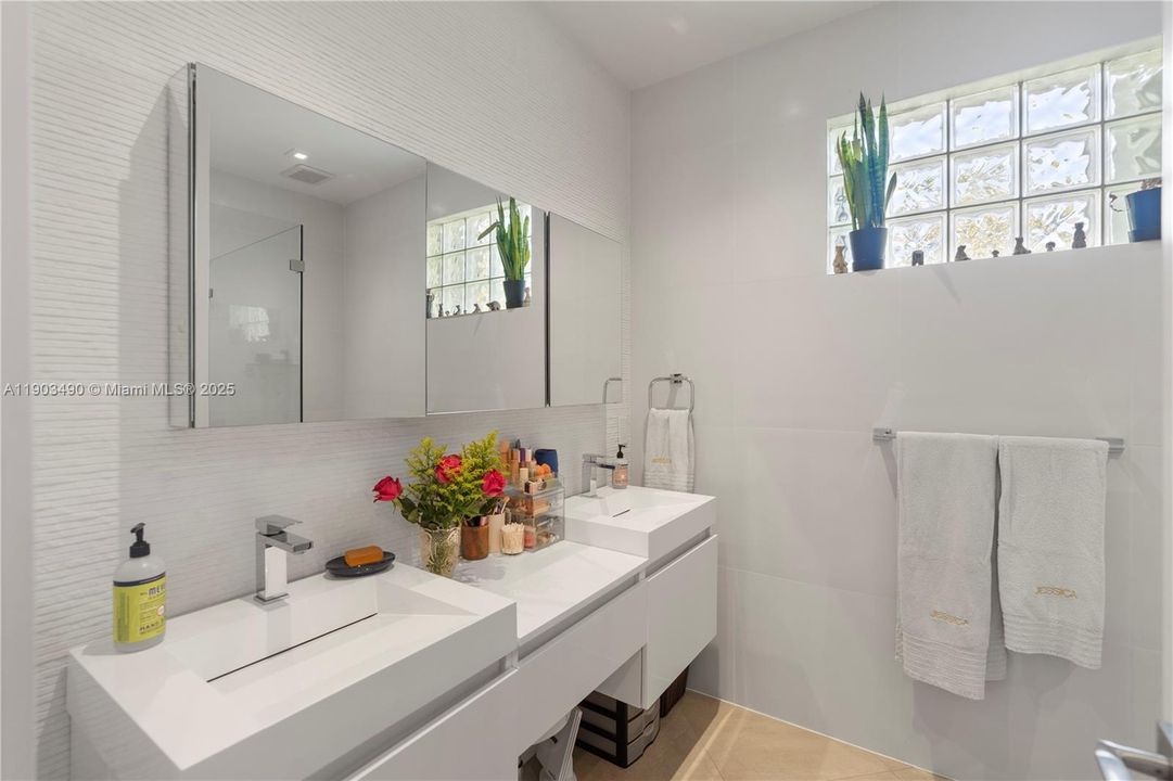 出租: $14,500 (6 贝兹, 5 浴室, 4212 平方英尺)