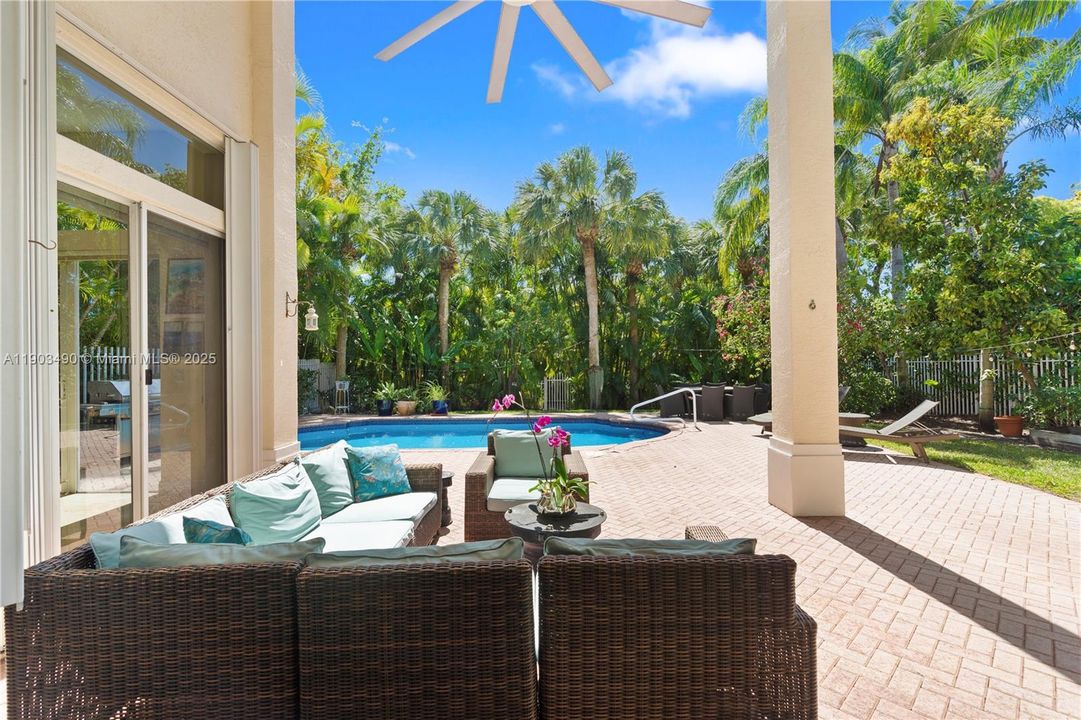 出租: $14,500 (6 贝兹, 5 浴室, 4212 平方英尺)