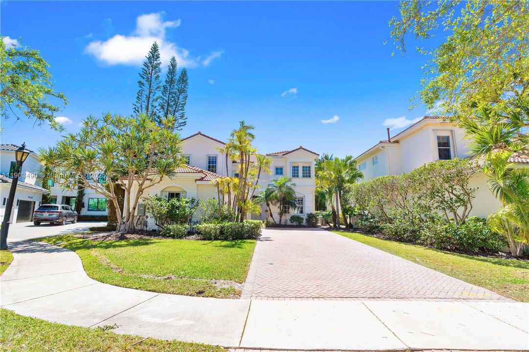 出租: $14,500 (6 贝兹, 5 浴室, 4212 平方英尺)