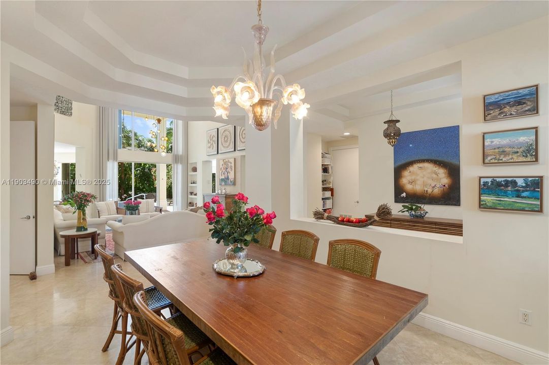 出租: $14,500 (6 贝兹, 5 浴室, 4212 平方英尺)