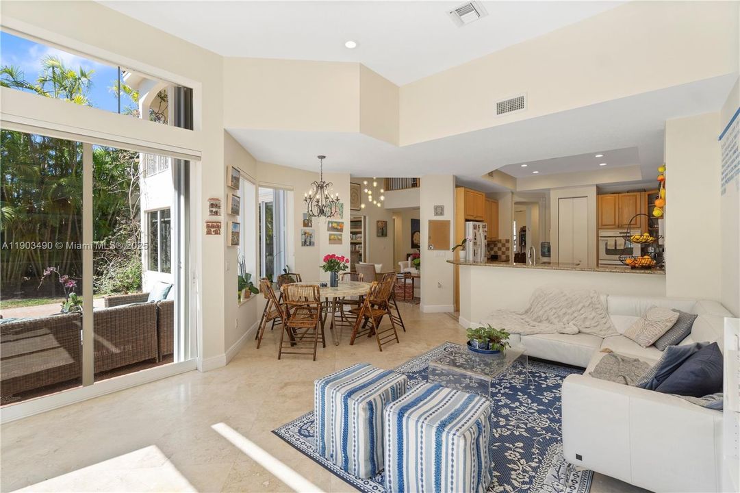 出租: $14,500 (6 贝兹, 5 浴室, 4212 平方英尺)