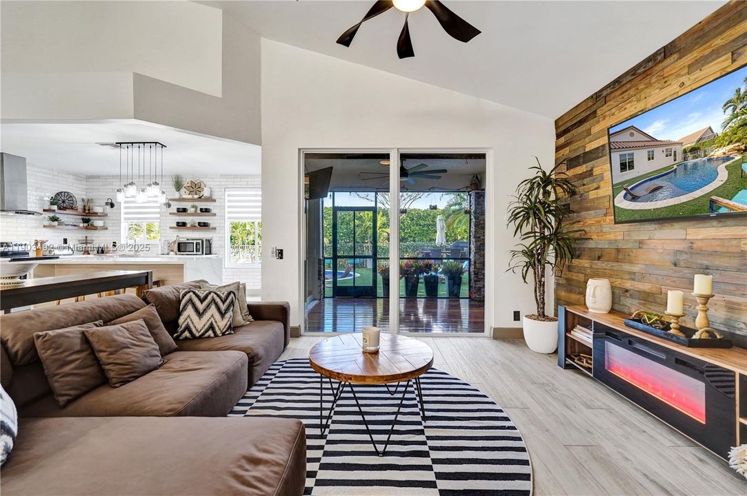 合同活跃: $739,000 (3 贝兹, 2 浴室, 1661 平方英尺)